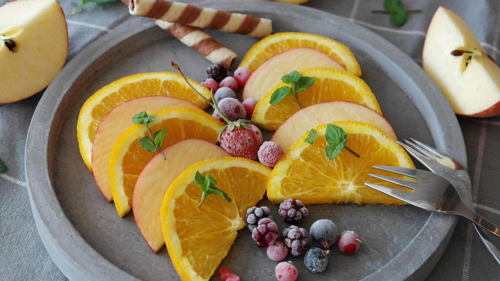 Кусочки апельсина с яблоком и замороженными ягодами