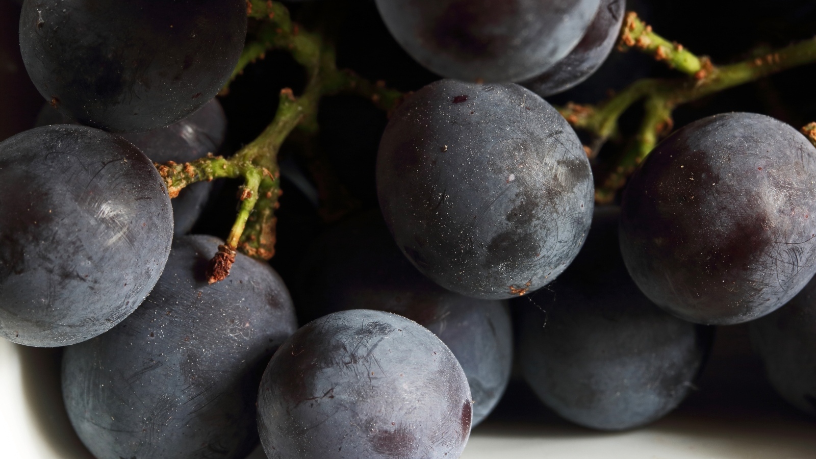 Розовый круглый виноград крупным планом