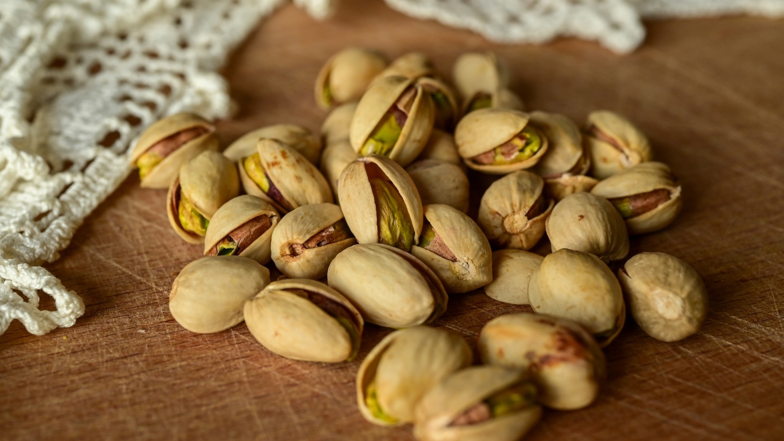 Фисташки в скорлупе на столе