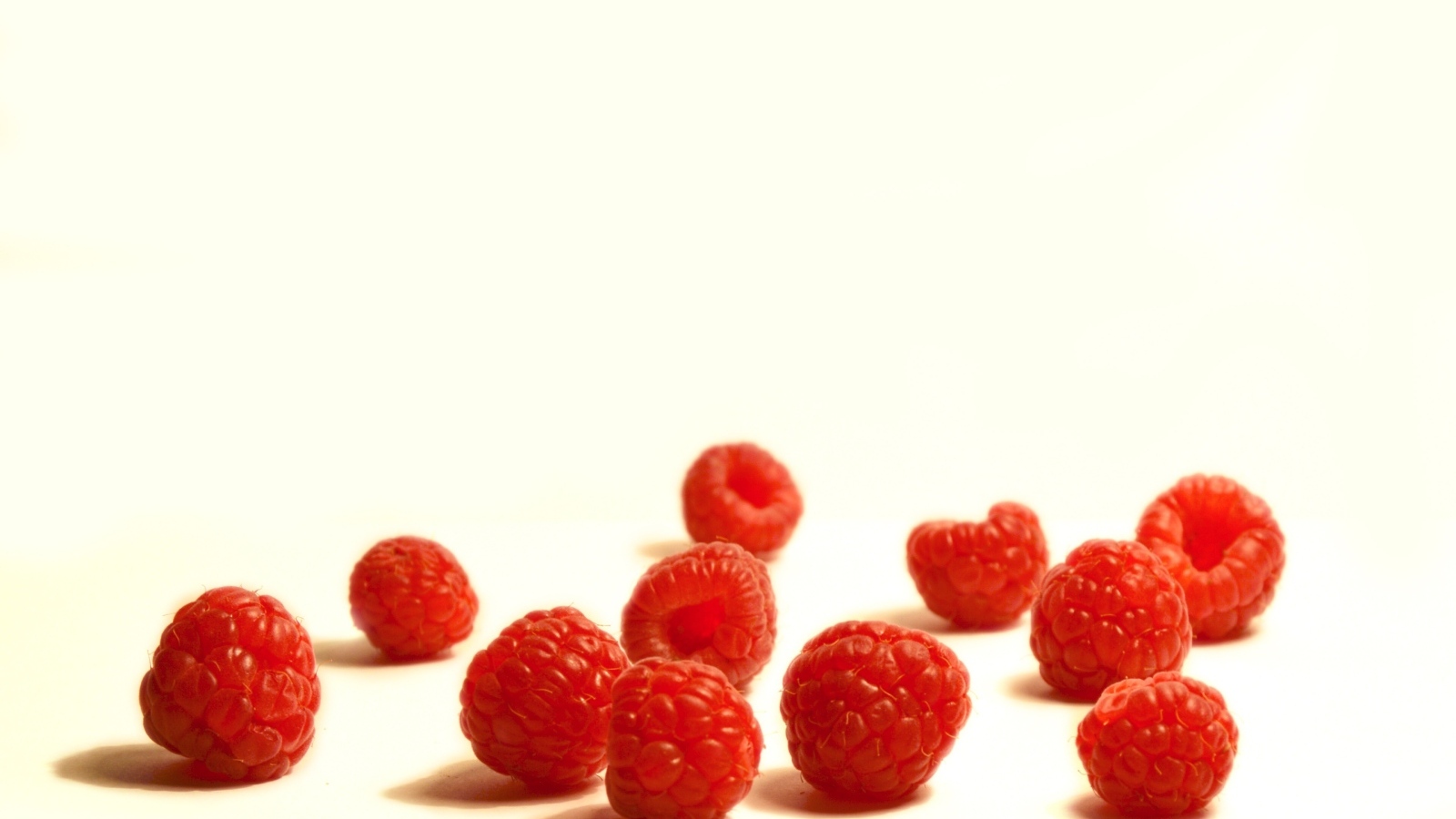 Красные ягоды малины на белом фоне крупным планом