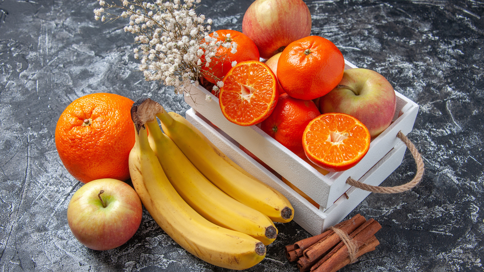 Спелые вкусные фрукты в ящике на столе