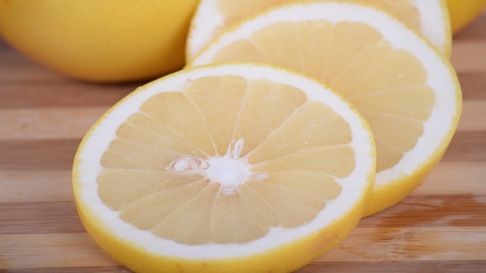 Нарезанный лимон на деревянной доске