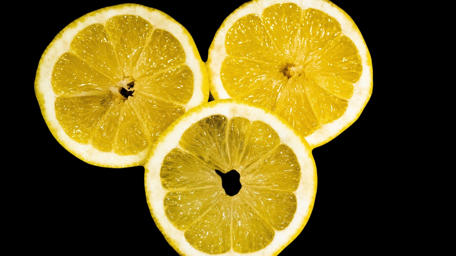 Нарезанный лимон на черном фоне