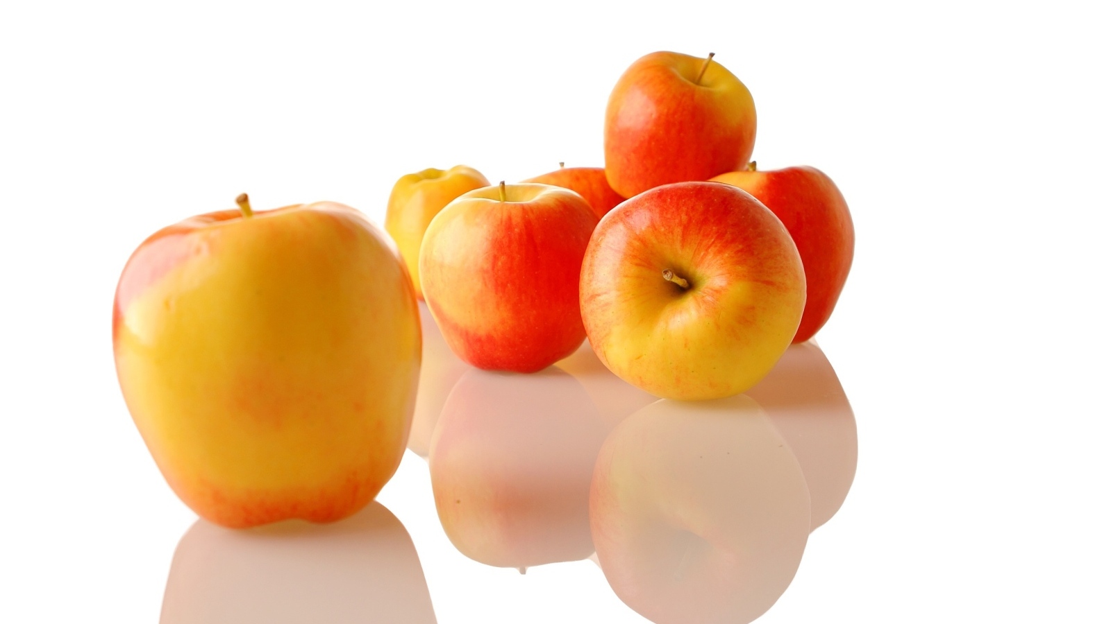 Сладкие медовые яблоки на белом фоне