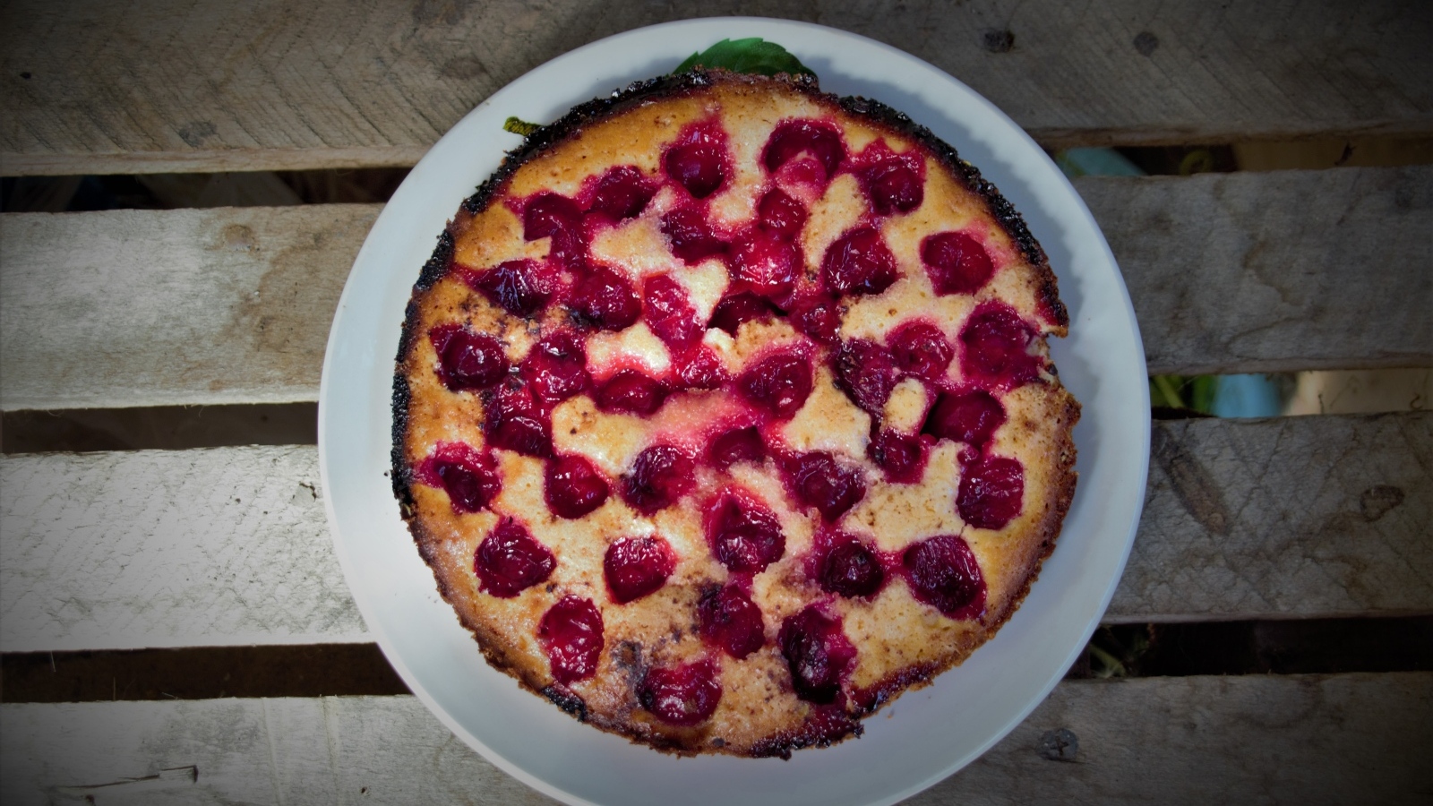 Красивый пирог с вишней на белой тарелке