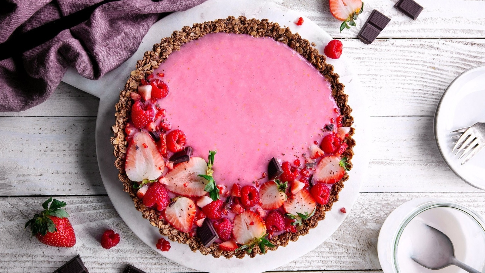 Красивый сладкий торт с ягодами