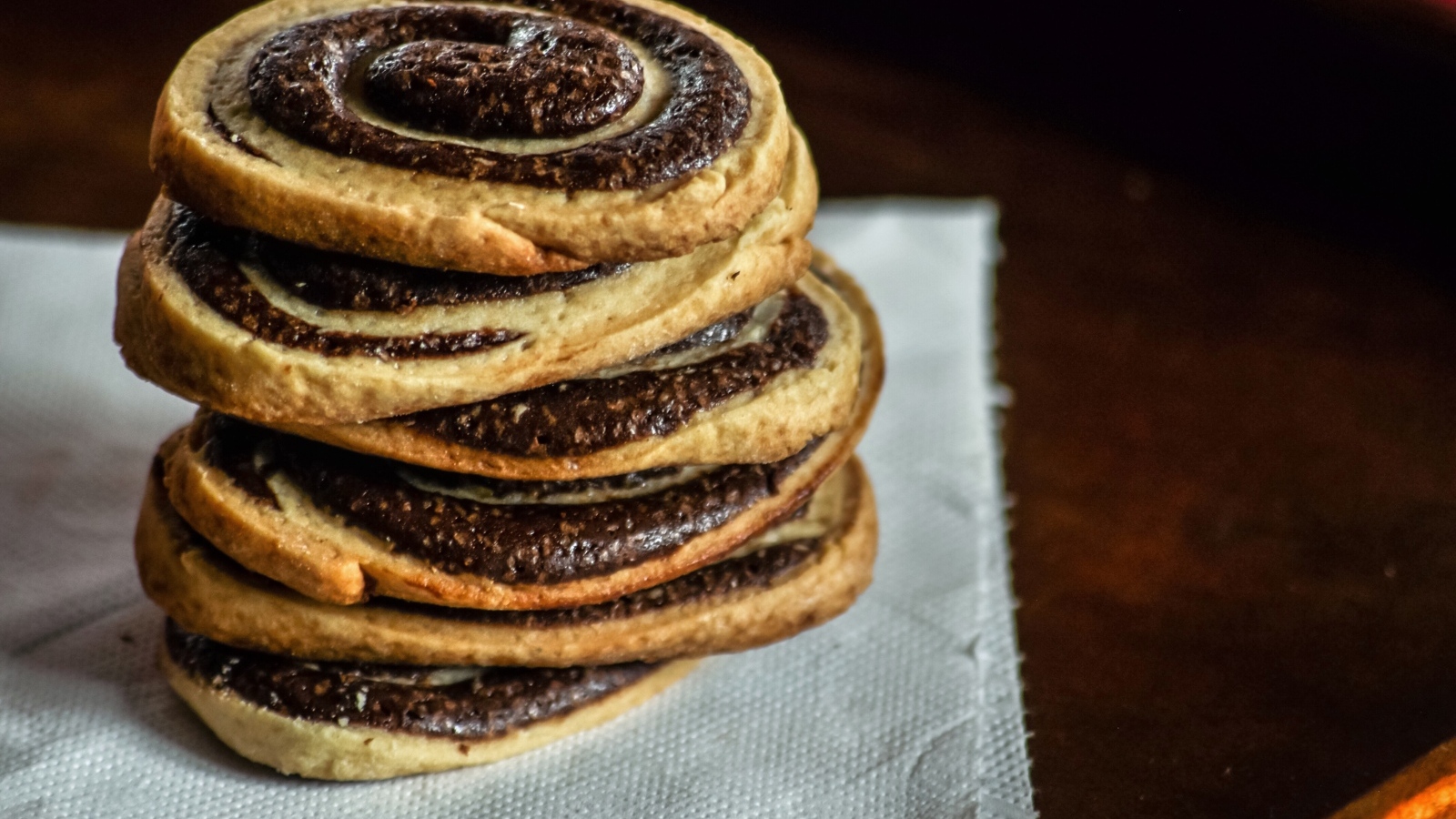 Двухцветное печенье на салфетке на столе 