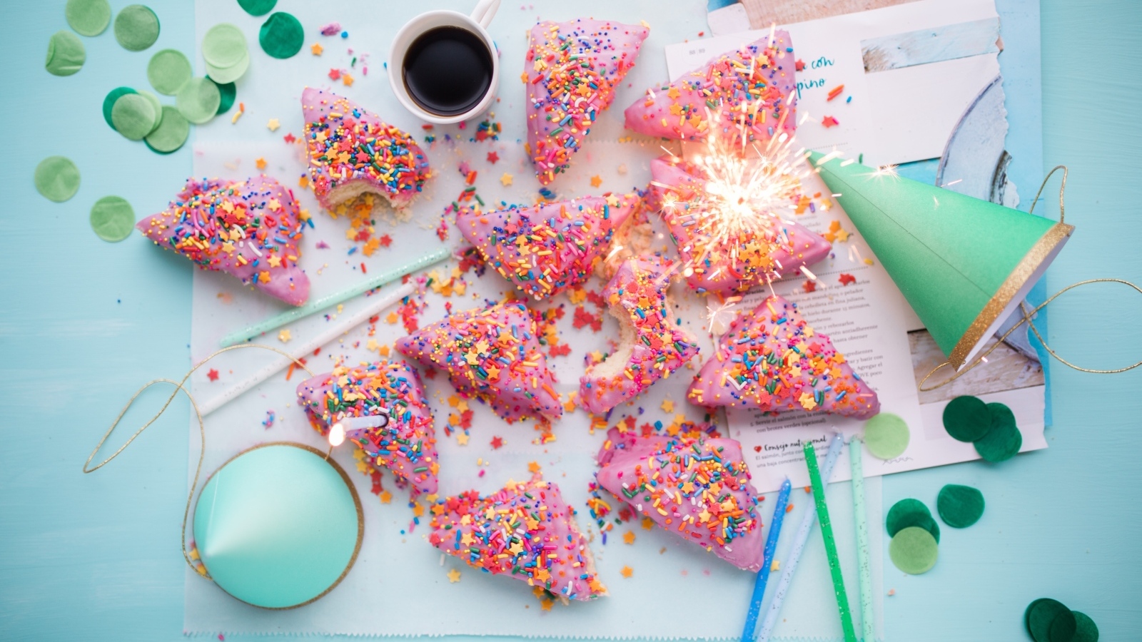 Печенье с розовым кремом на день рождения