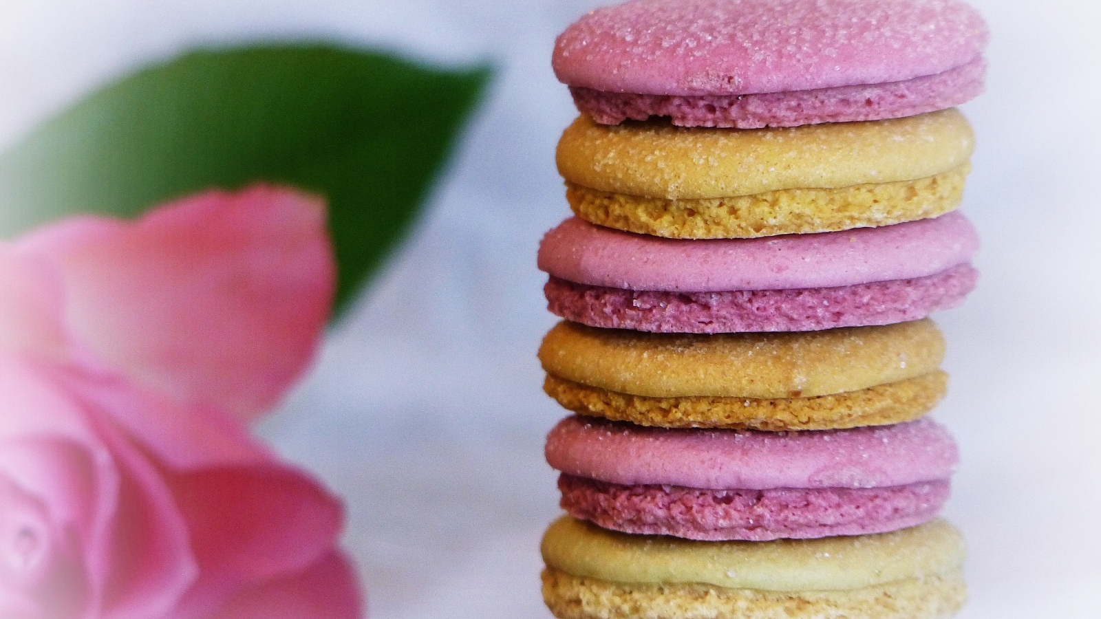 Коричневое и розовое печенье 