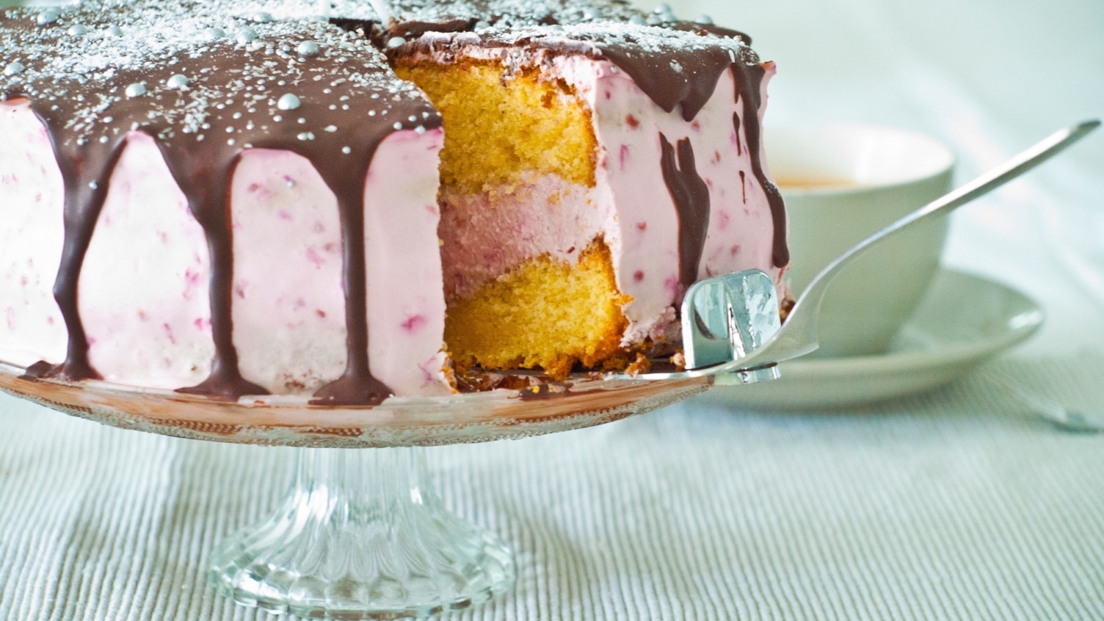 Торт с розовым кремом и шоколадом на столе