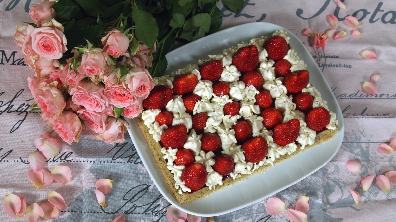 Торт с клубникой и букетом розовых роз