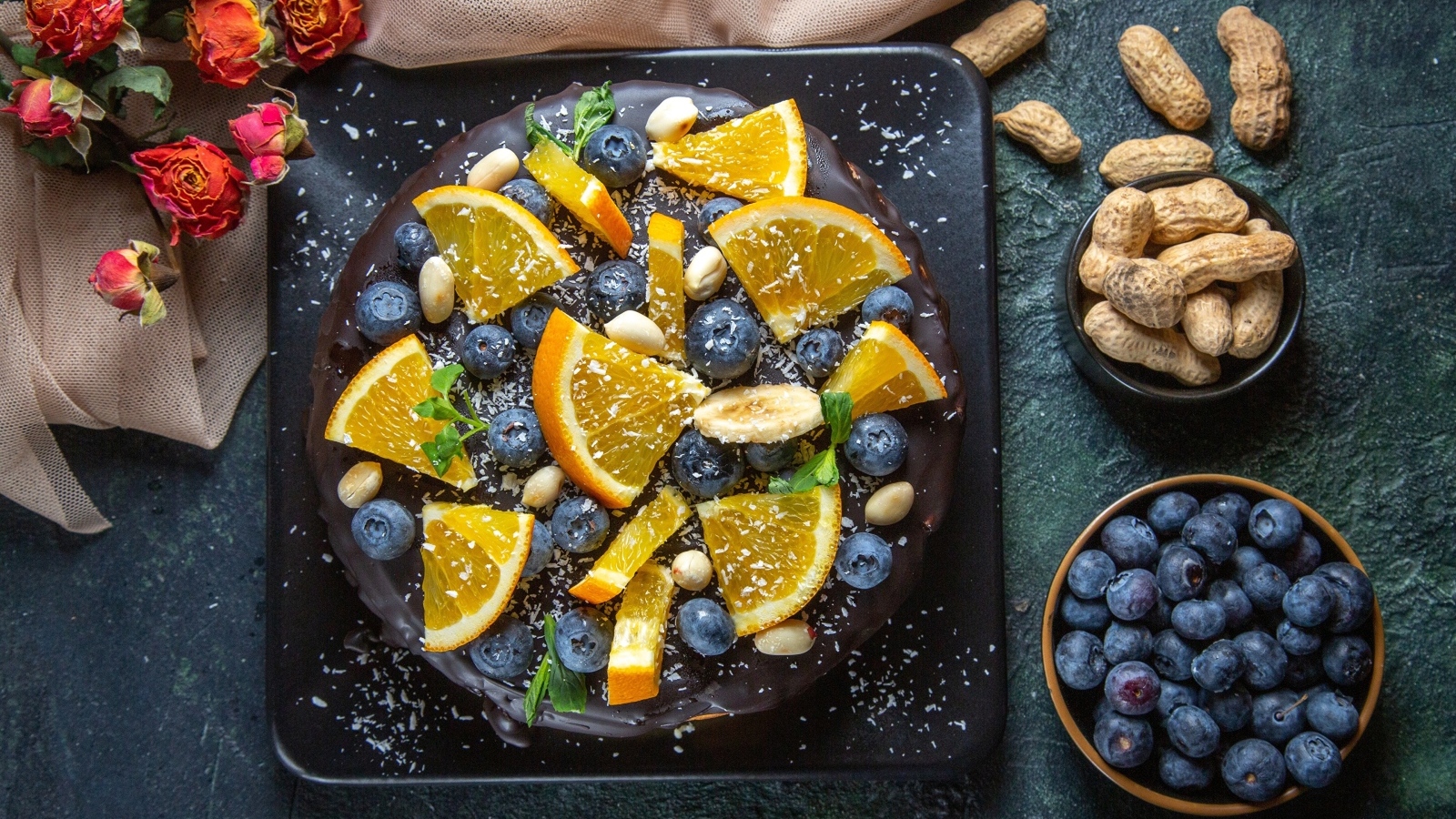 Шоколадный торт с ягодами черники и апельсинами 