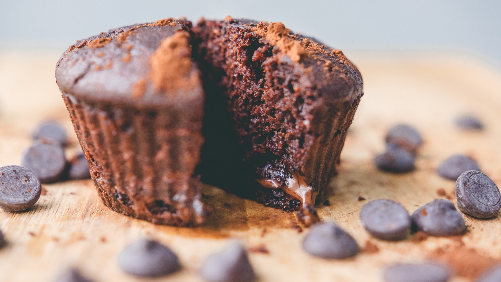 Шоколадный кекс на столе 