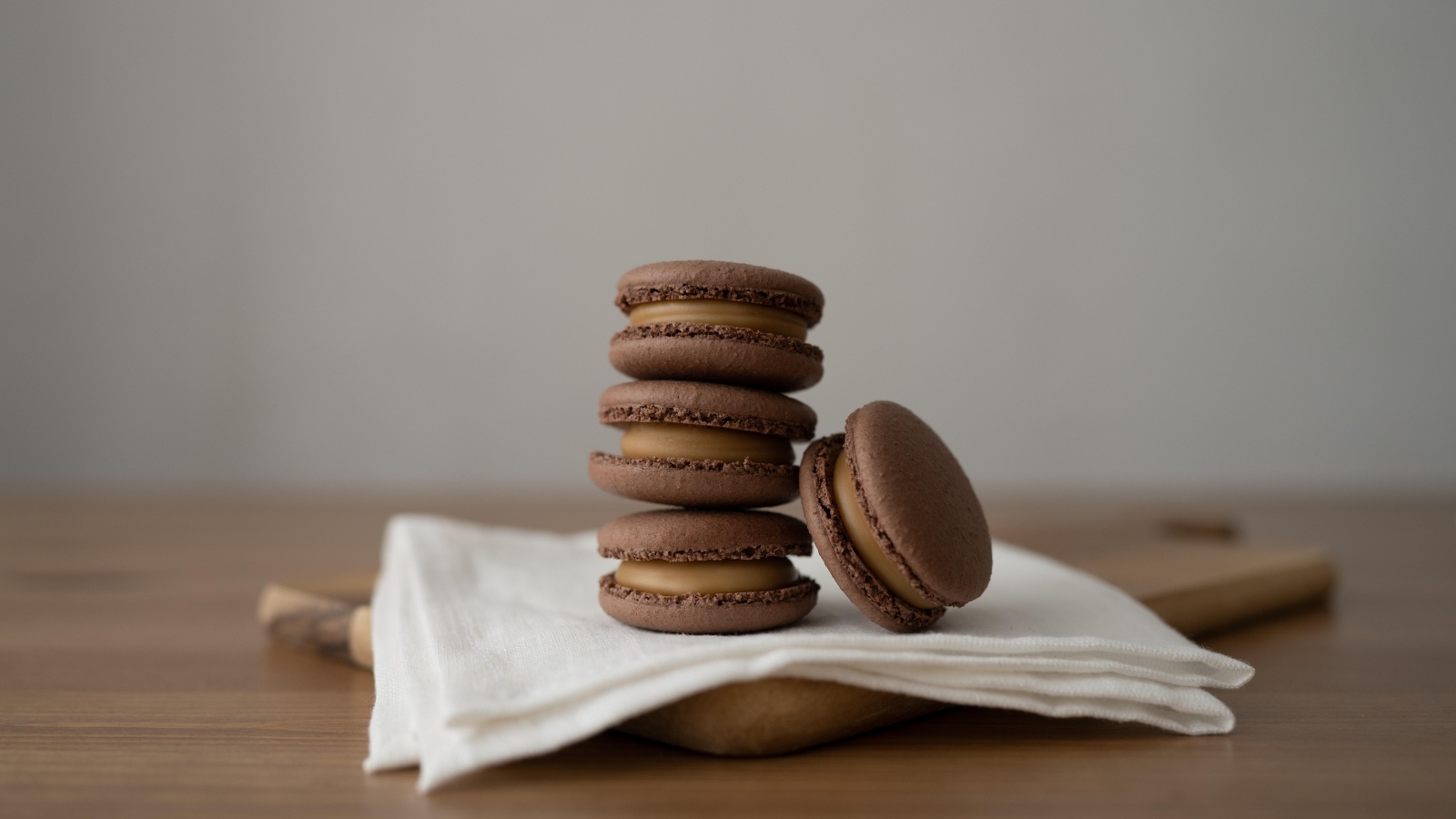 Шоколадный десерт макаронс на столе с салфеткой