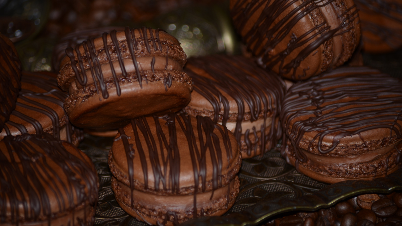 Шоколадное печенье макарон на столе