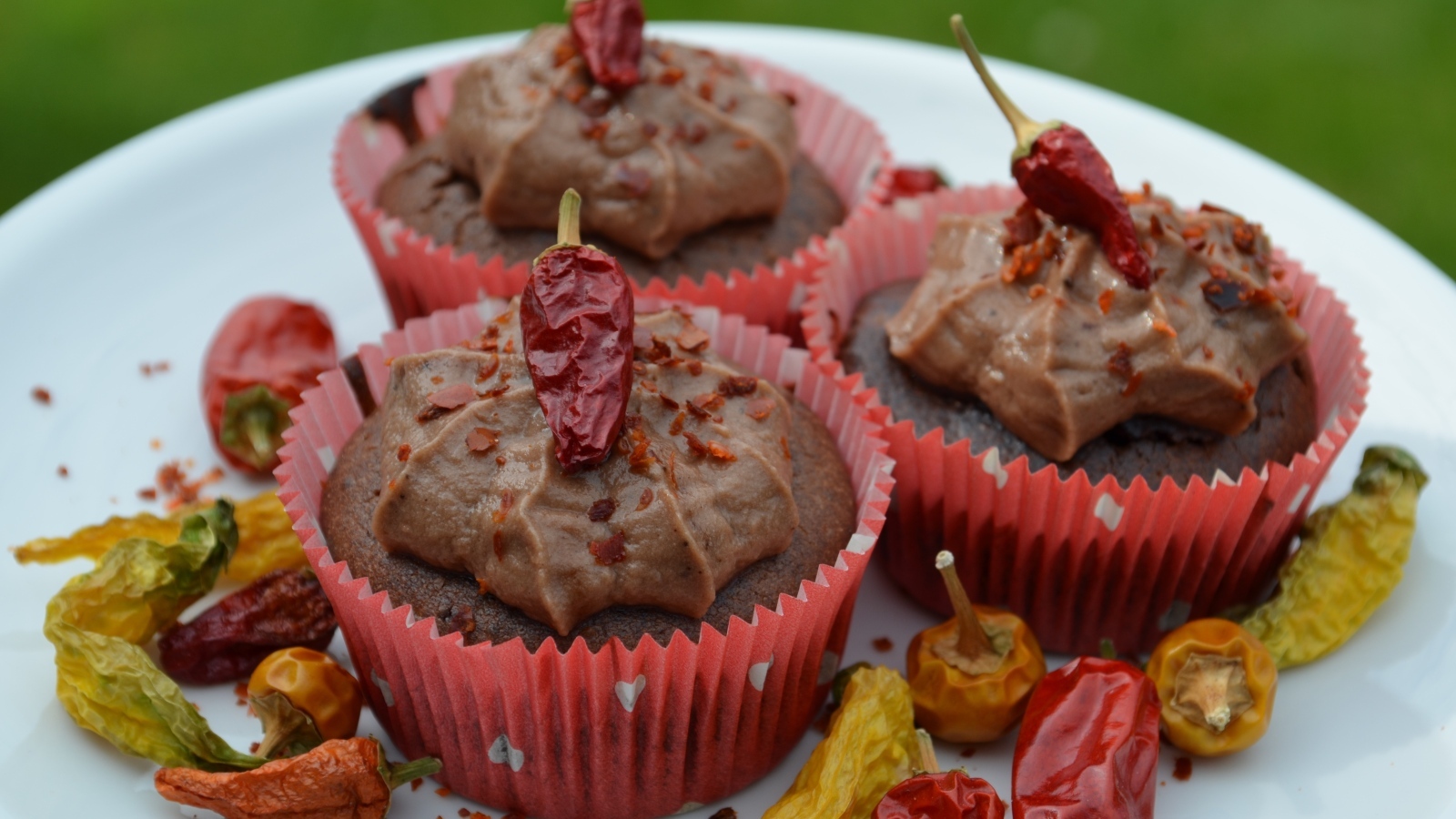 Шоколадный кекс с кремом и острым перцем