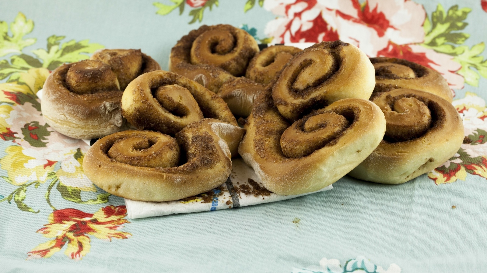 Сладкие рулеты с корицей