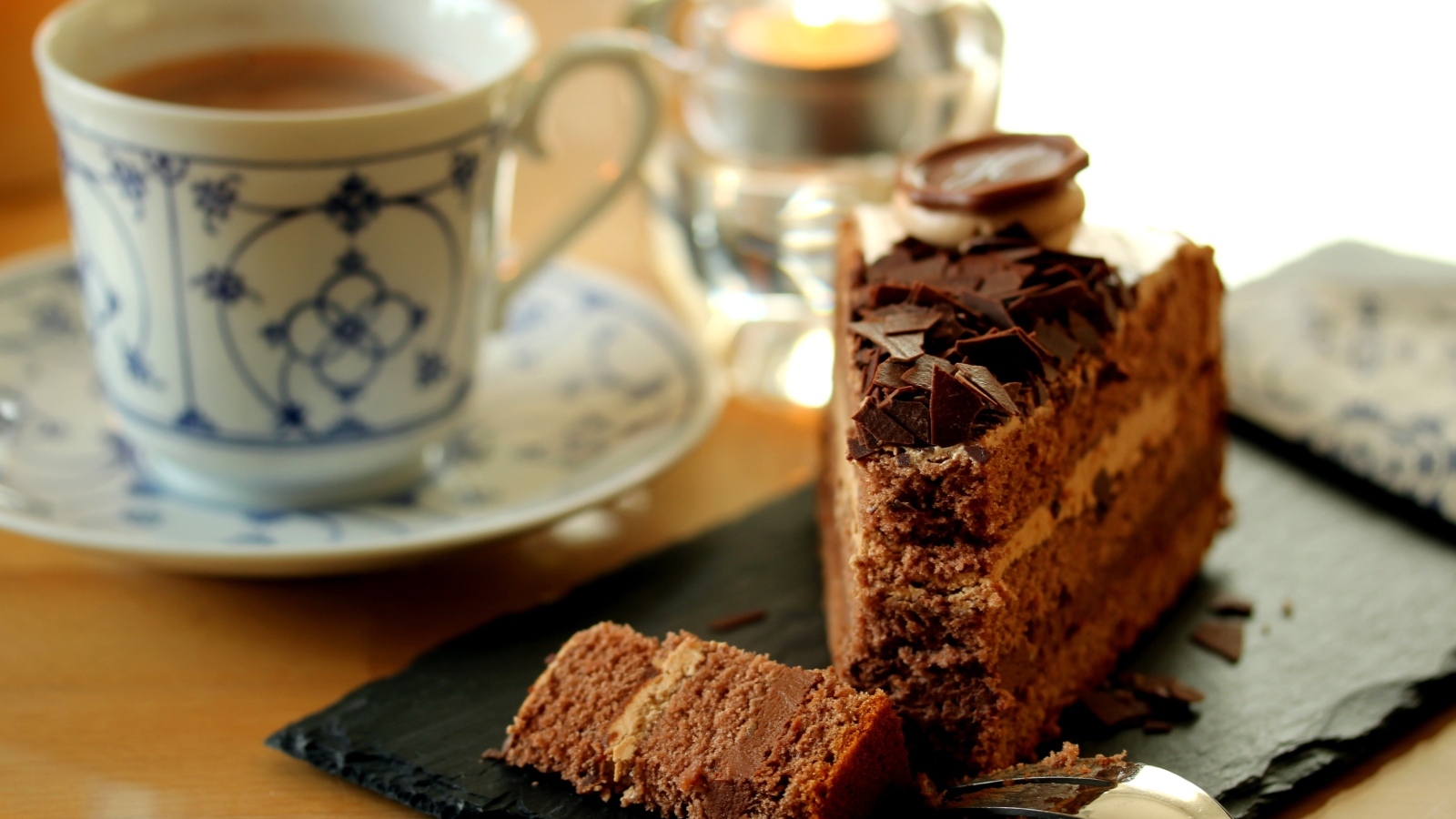 Кофе и кусок торта на столе