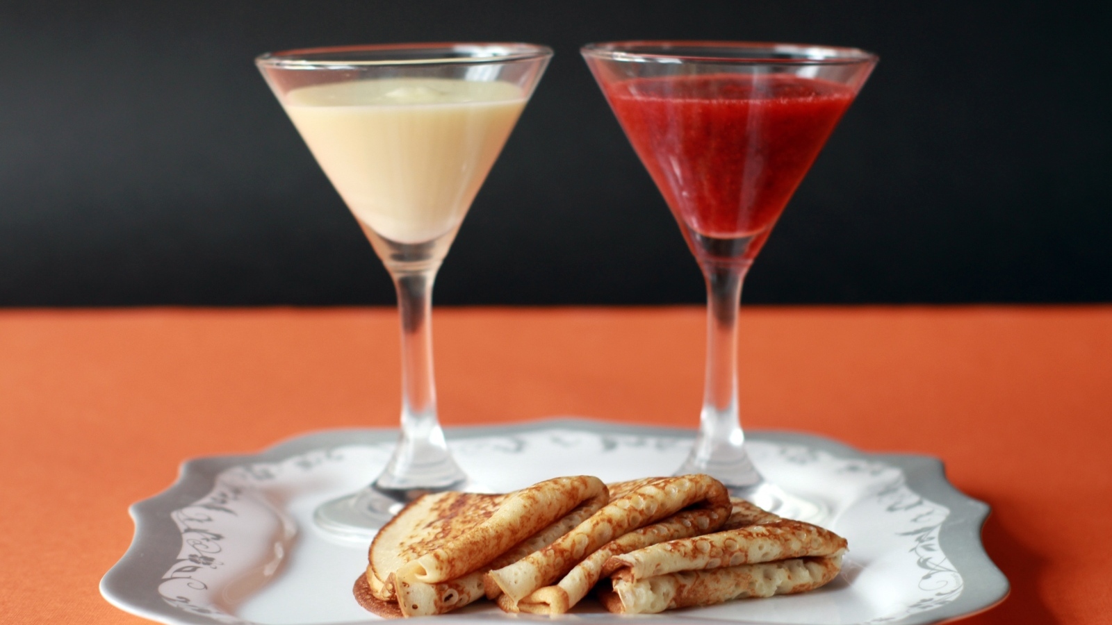 Сгущенка и варенье на тарелке с блинами