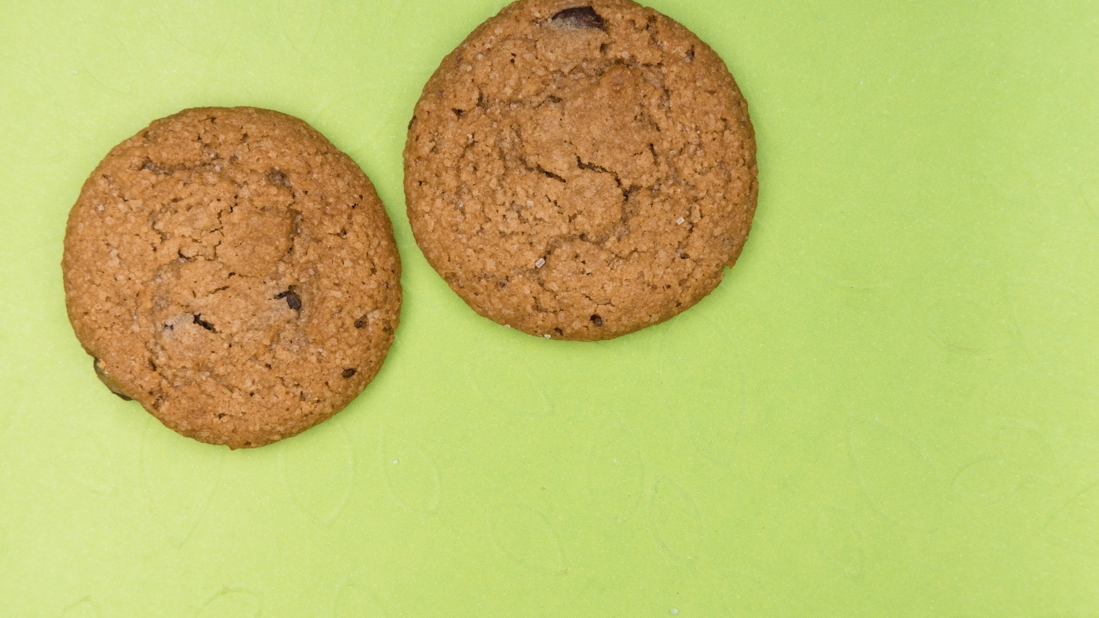 Печенье на зеленом фоне