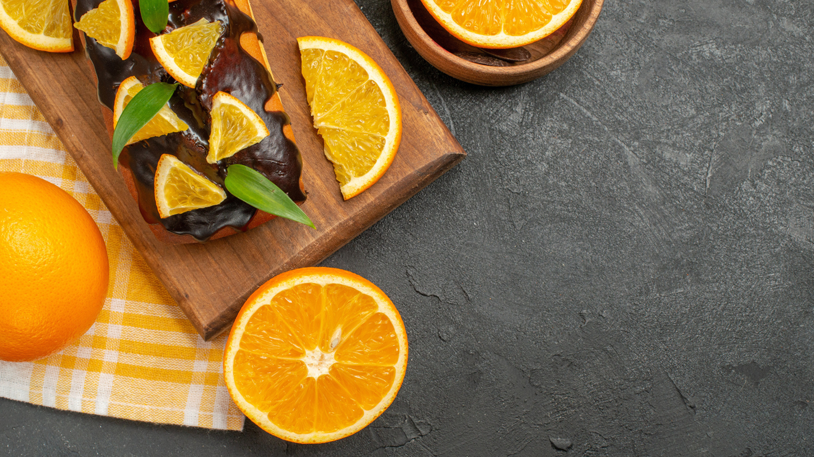 Кекс с шоколадом и апельсинами на доске