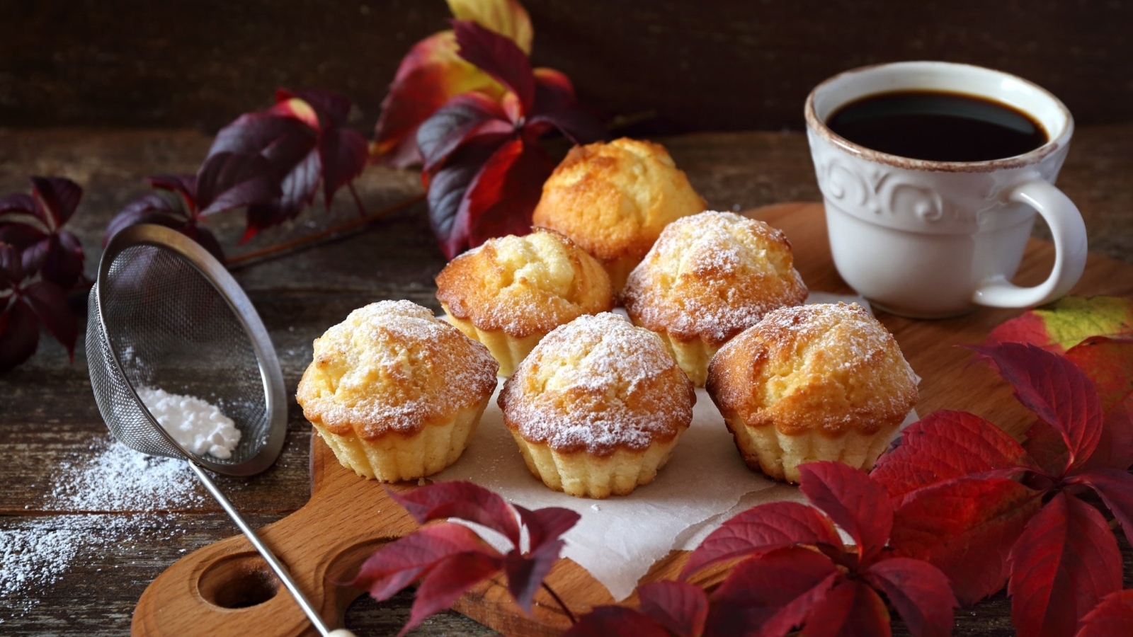 Кексы на столе с кофе и листьями