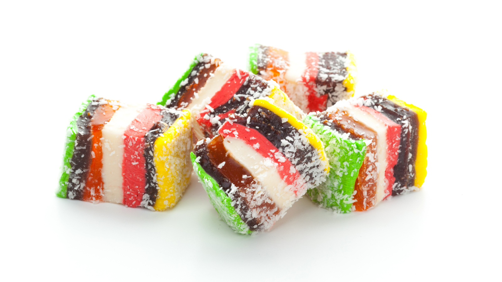 Вкусная восточная сладость рахат лукум на белом фоне