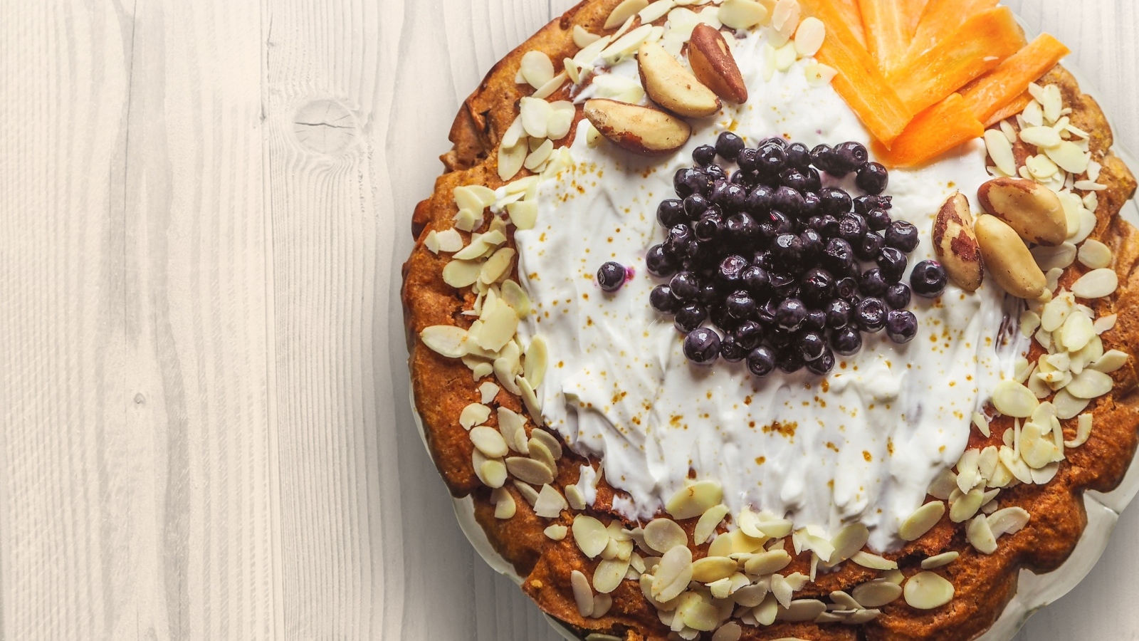 Вкусный сладкий пирог с орехами и ягодами черники