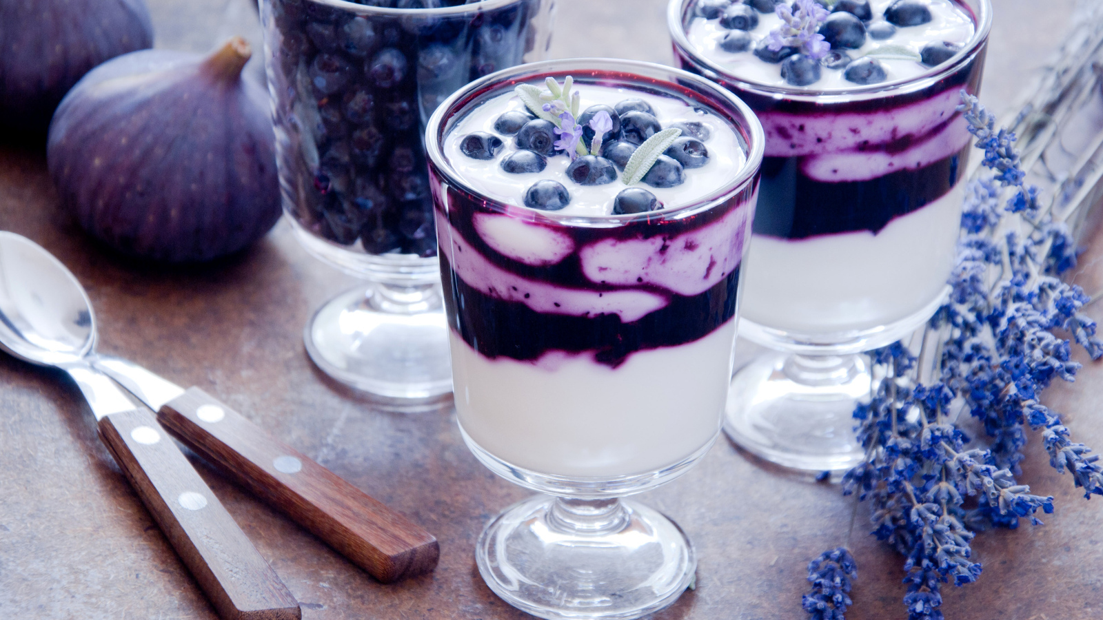 Десерт с ягодами черники и инжиром