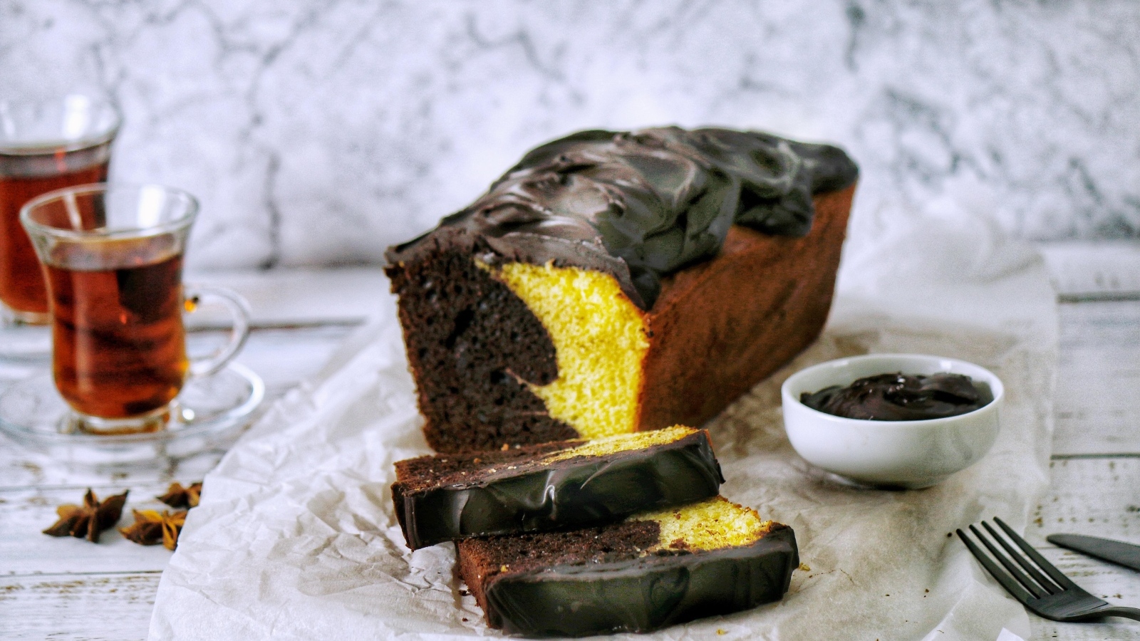 Свежий двухцветный кекс с шоколадом