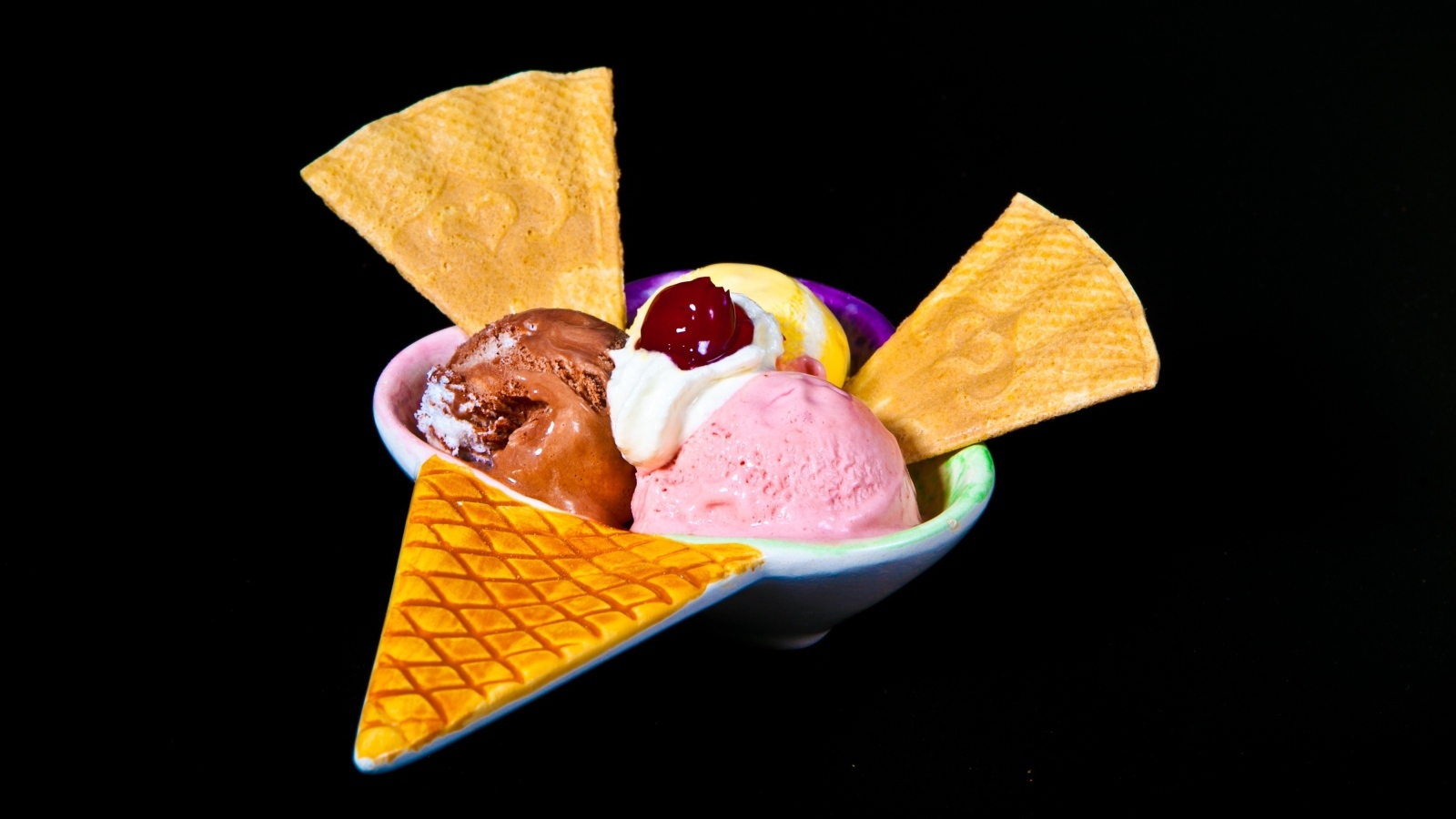 Шарики мороженого на черном фоне