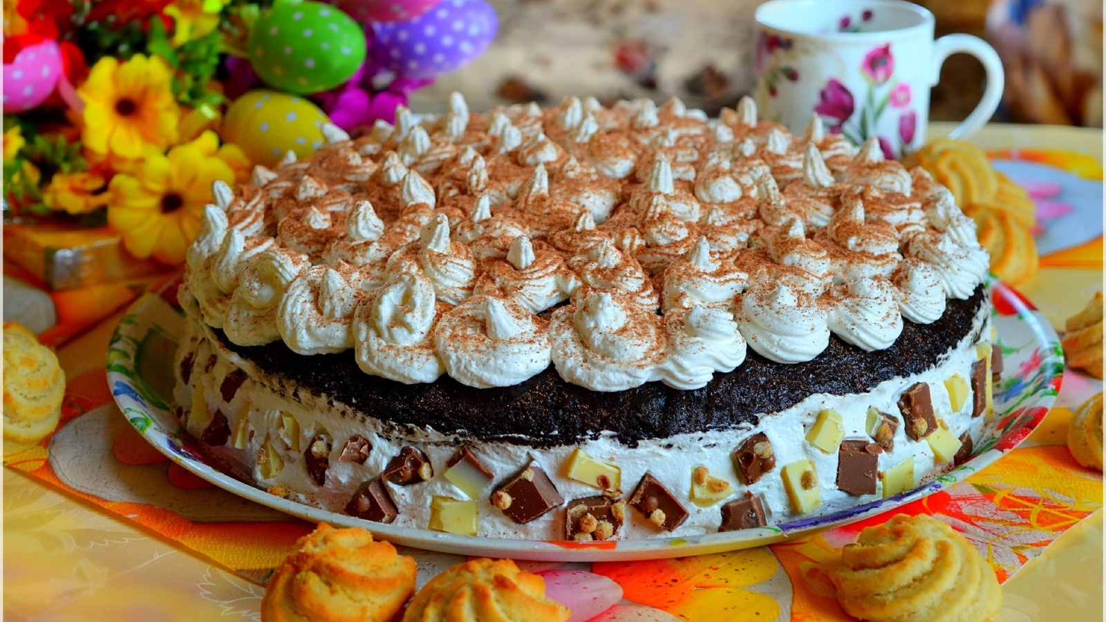 Большой торт со взбитыми сливками