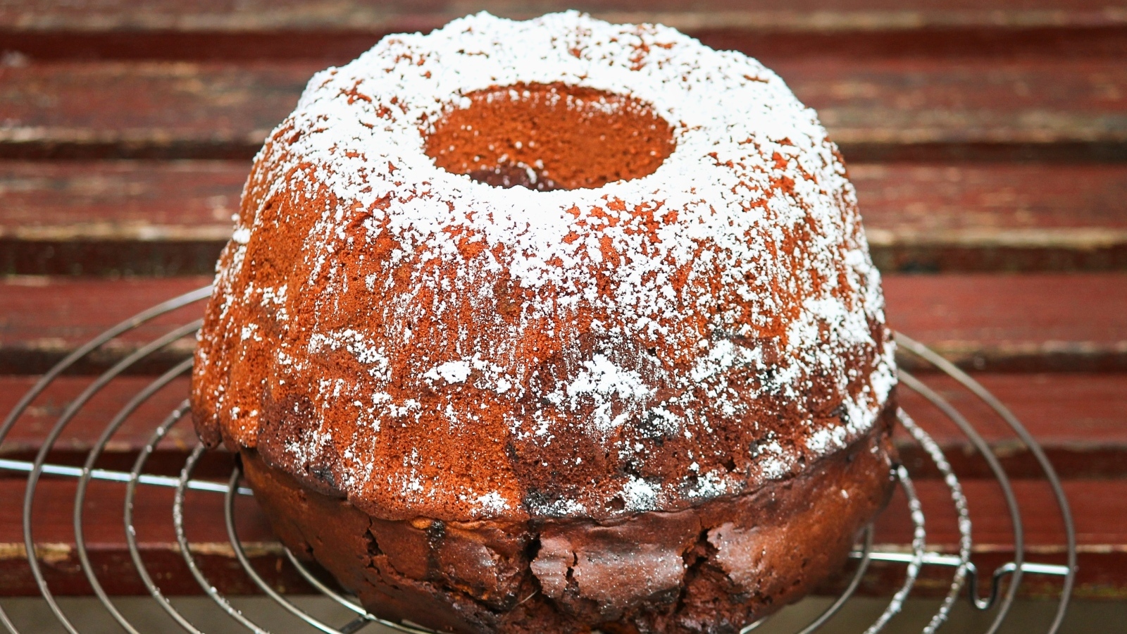 Большой кекс с сахарной пудрой