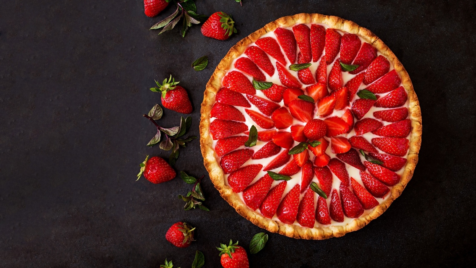 Большой пирог с кремом и ягодами клубники