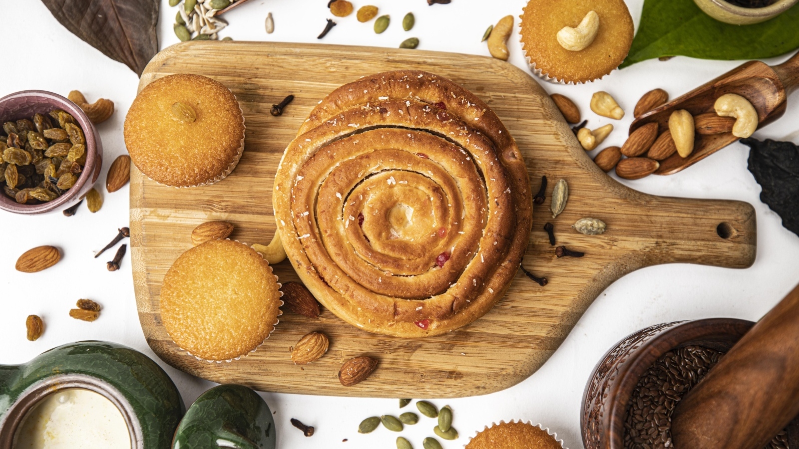 Кексы с булочками на столе с семечками