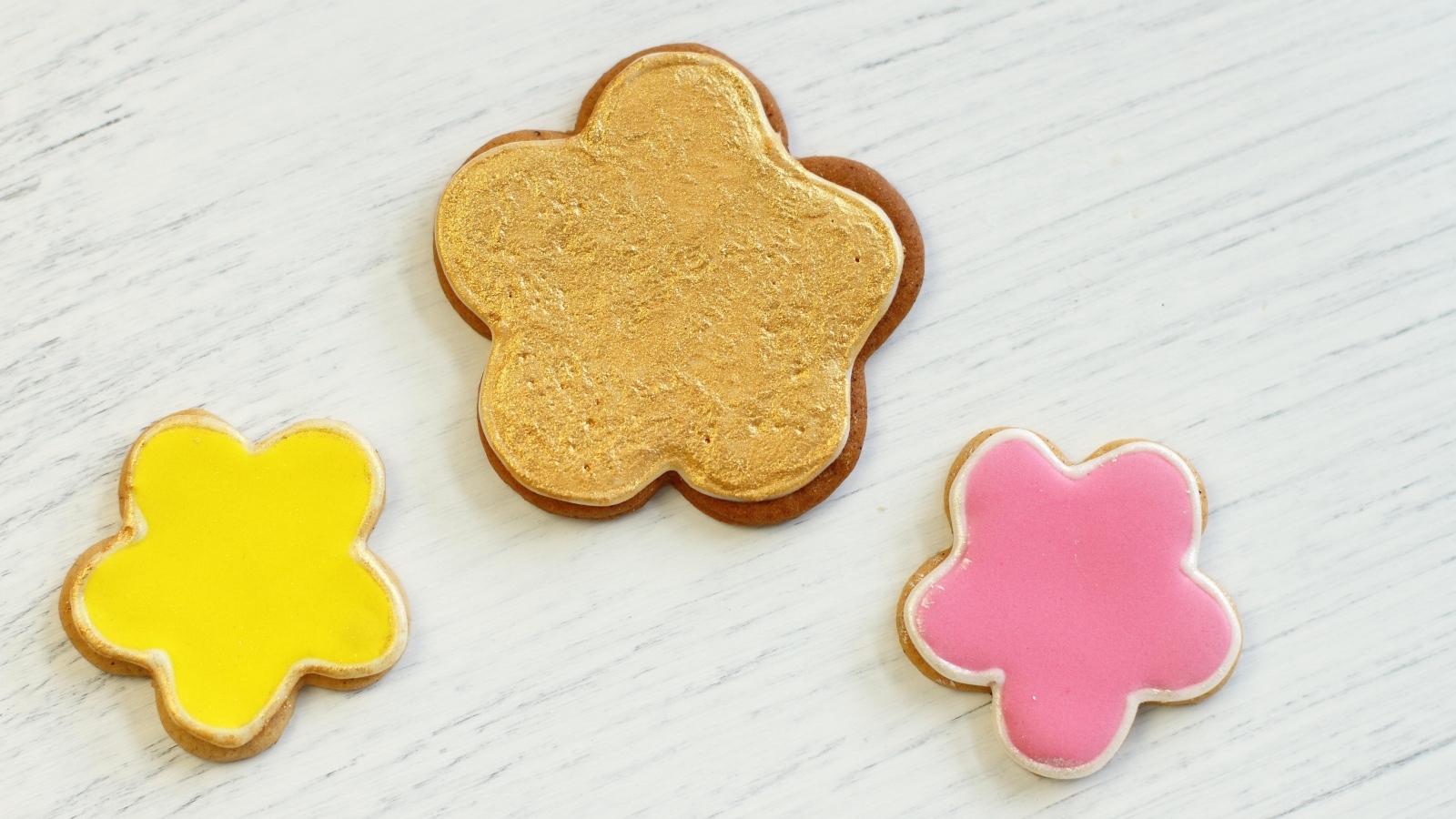 Разноцветное фигурное печенье на столе