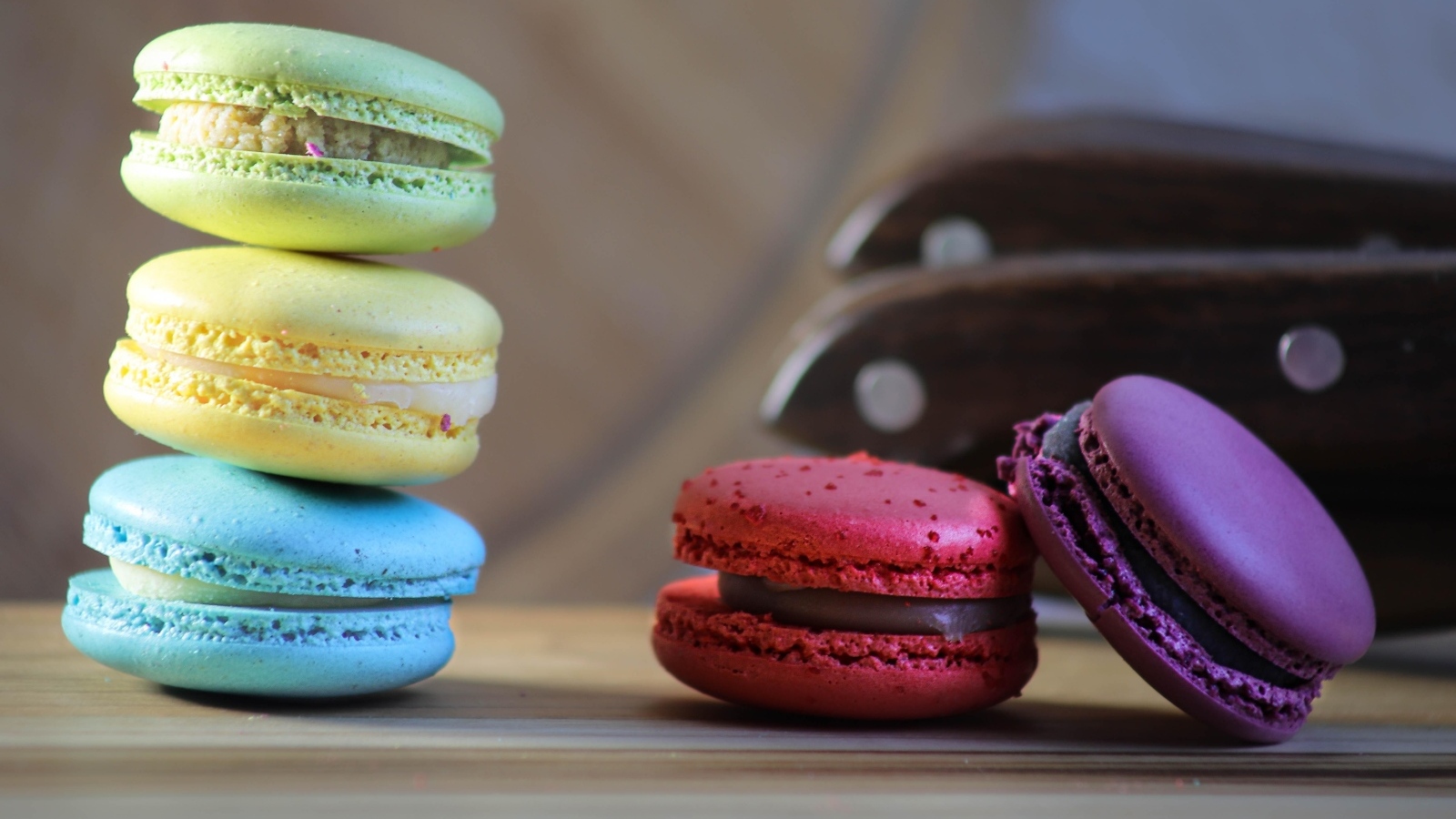 Разноцветный десерт макаронс на столе 