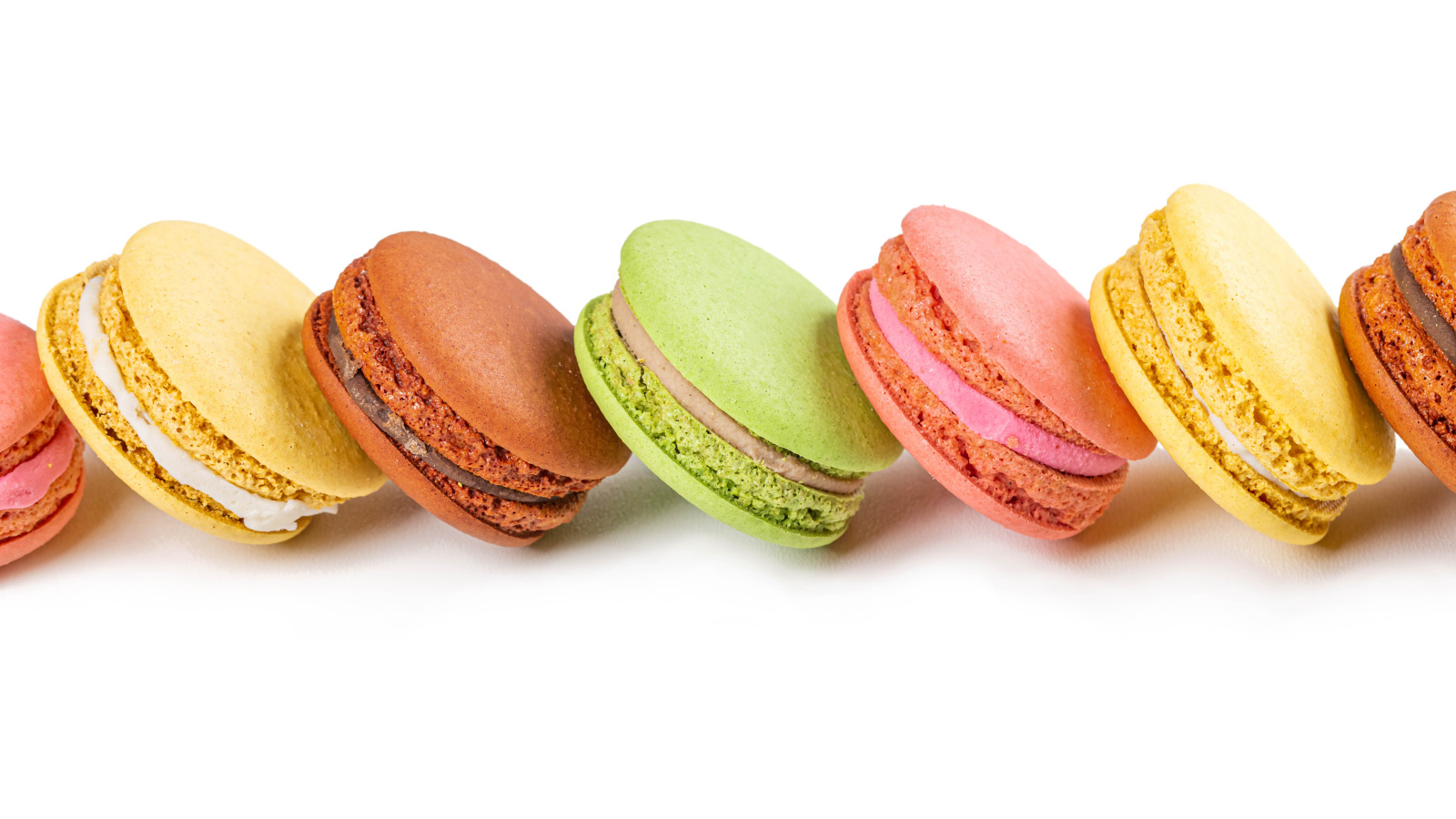 Разноцветный десерт макарун на белом фоне