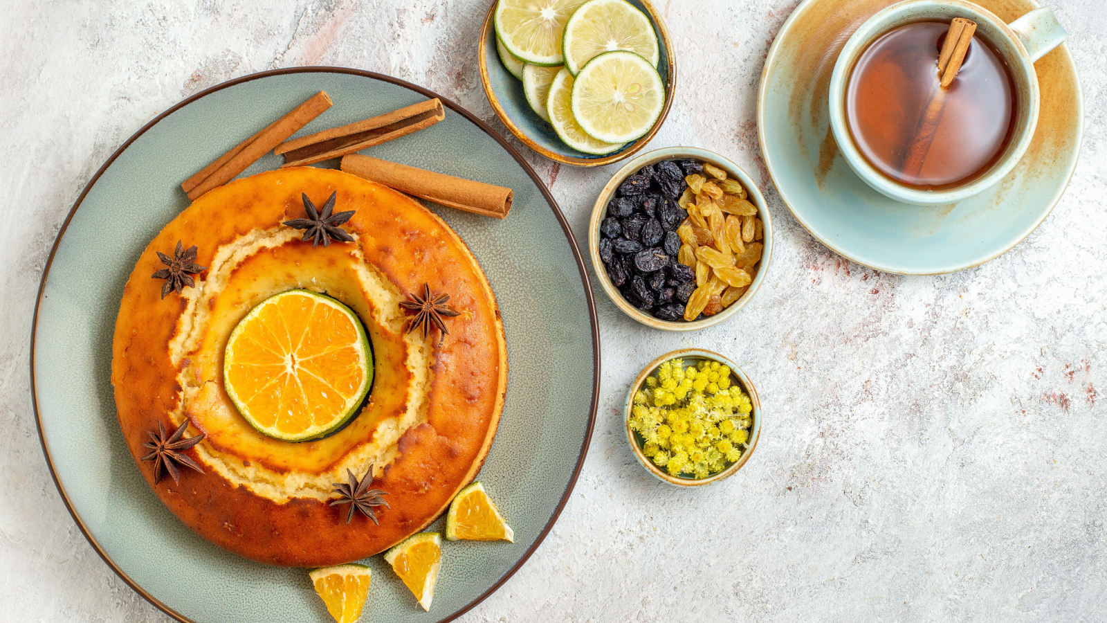 Пирог с лимонным кремом на столе