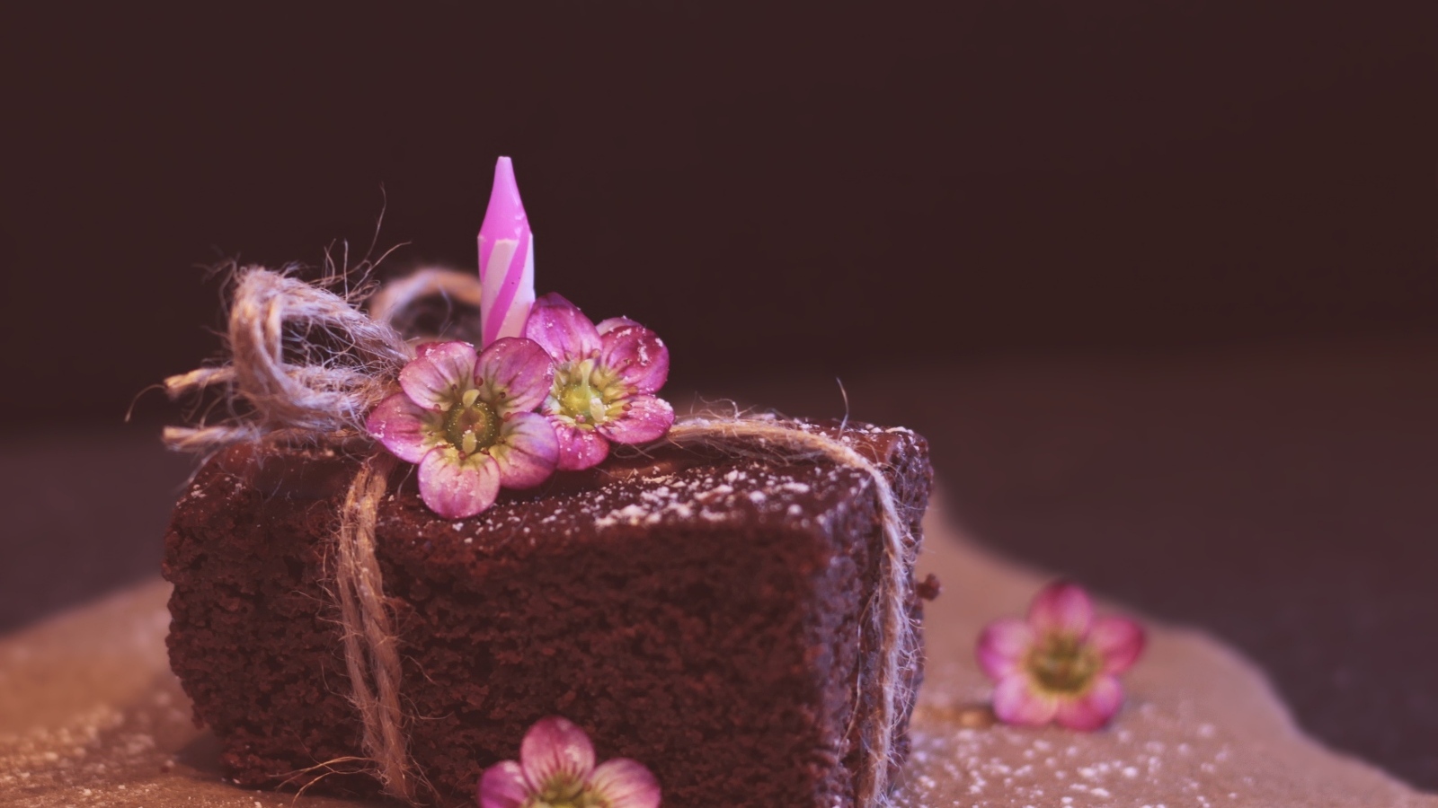 Кусок десерта брауни с цветами