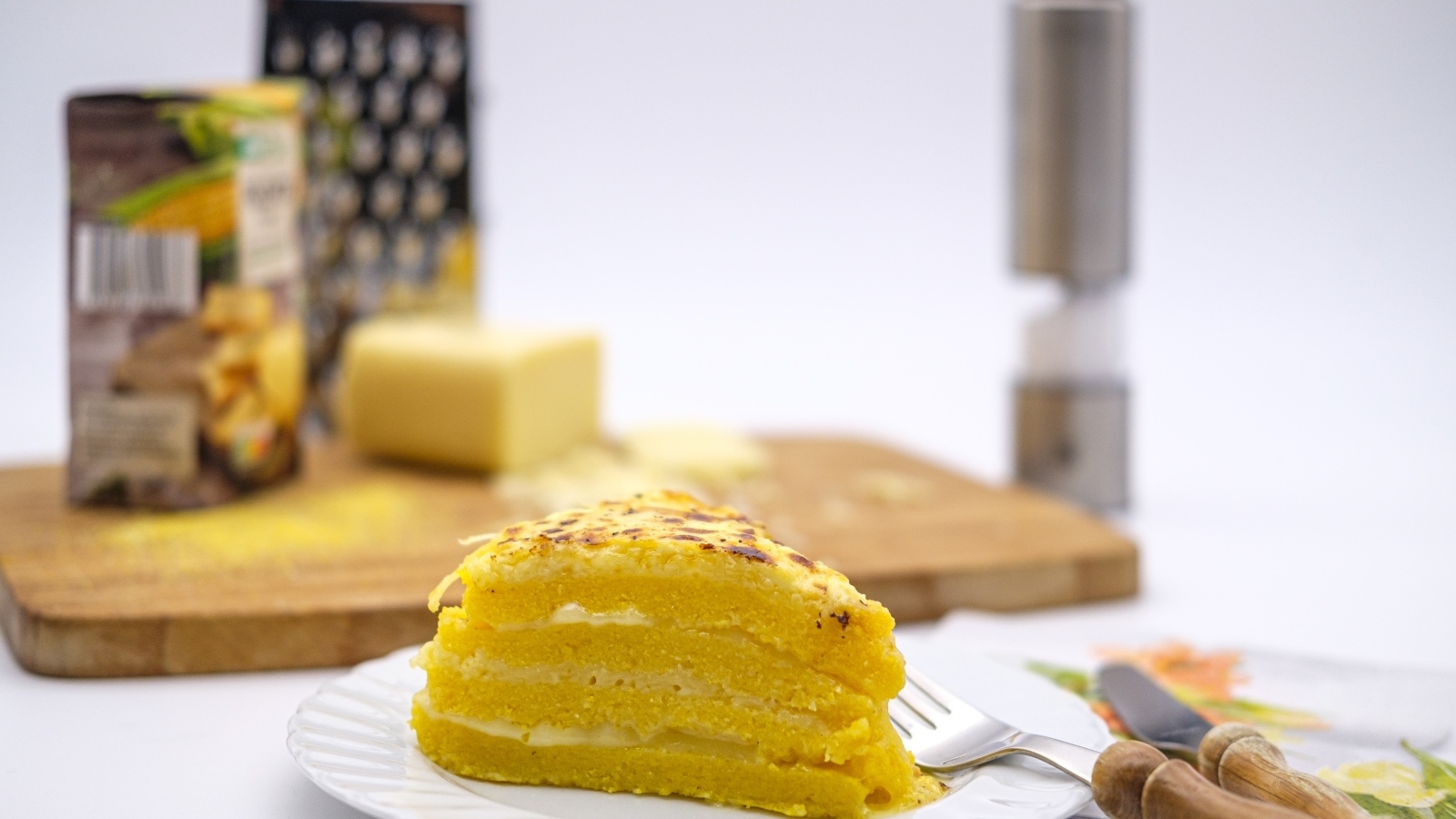 Кусок торта на столе со столовыми приборами