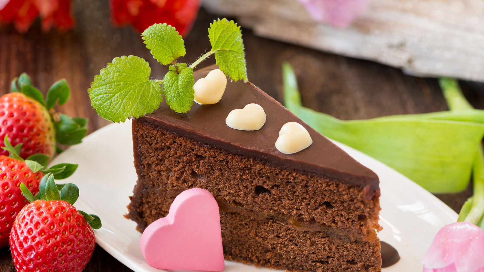 Кусок шоколадного торта с клубникой и сердечком