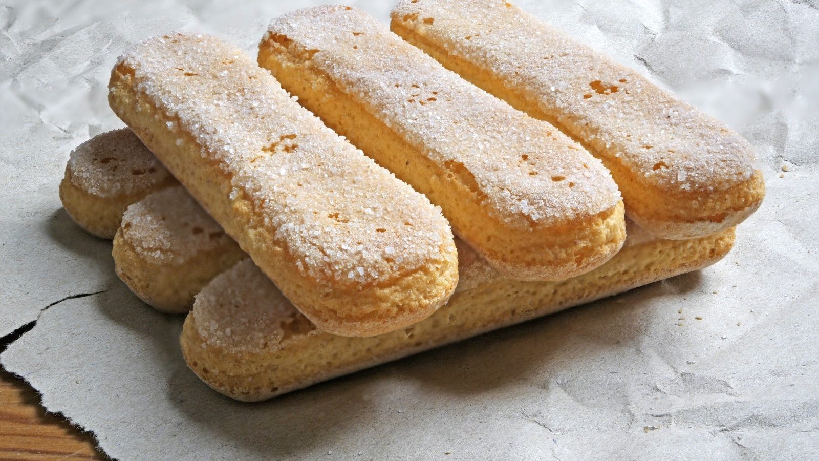 Печенье савоярди с бумагой на столе