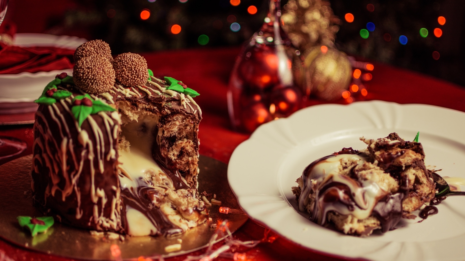 Сладкий десерт с кремом на тарелке