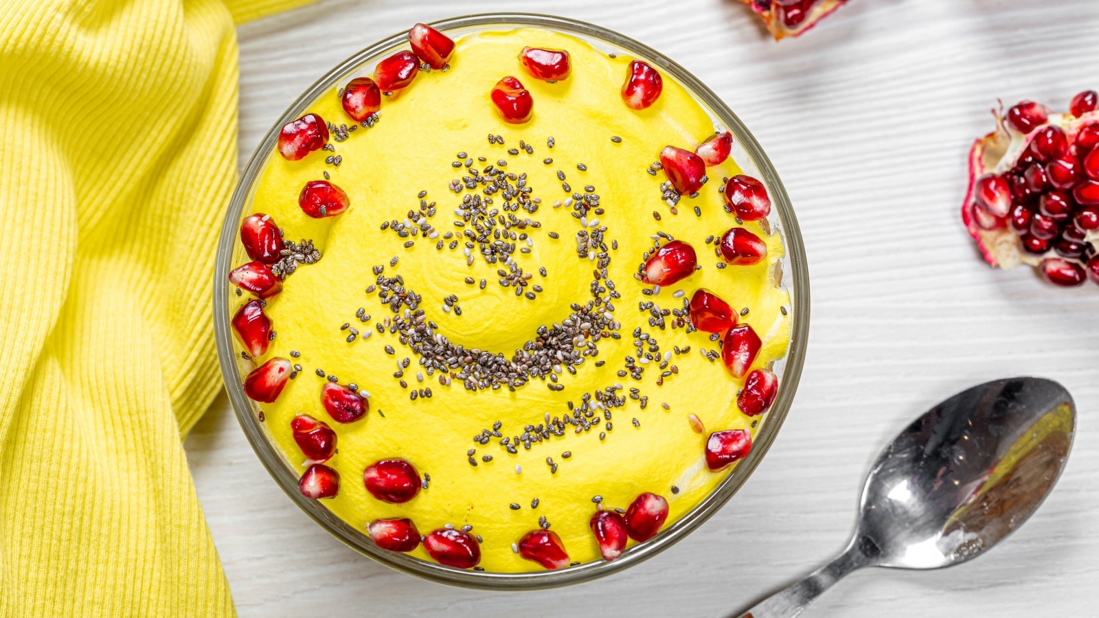 Сладкий десерт с зернами граната