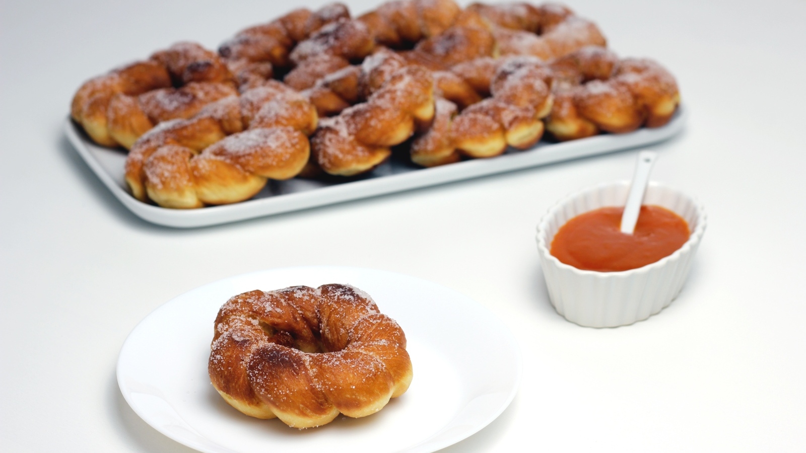 Сладкие пончики в сахарной пудре на столе