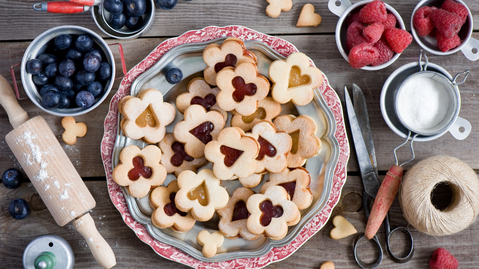 Сладкое фигурное печенье на столе с ягодами