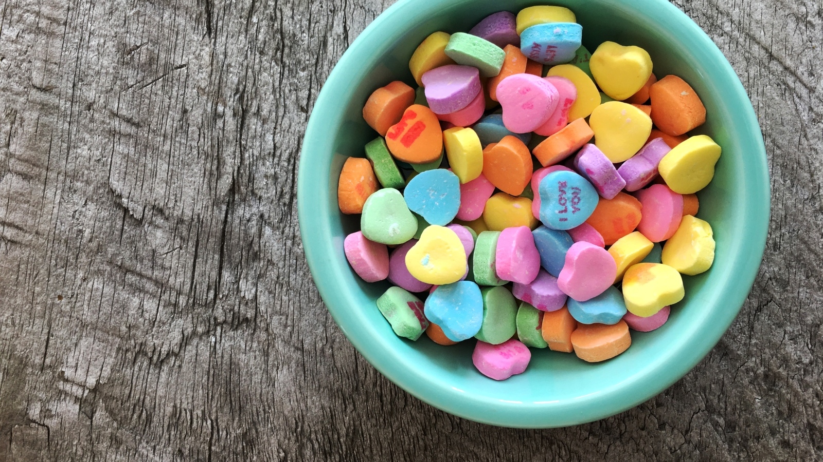 Сладкие сердечки в вазе на столе