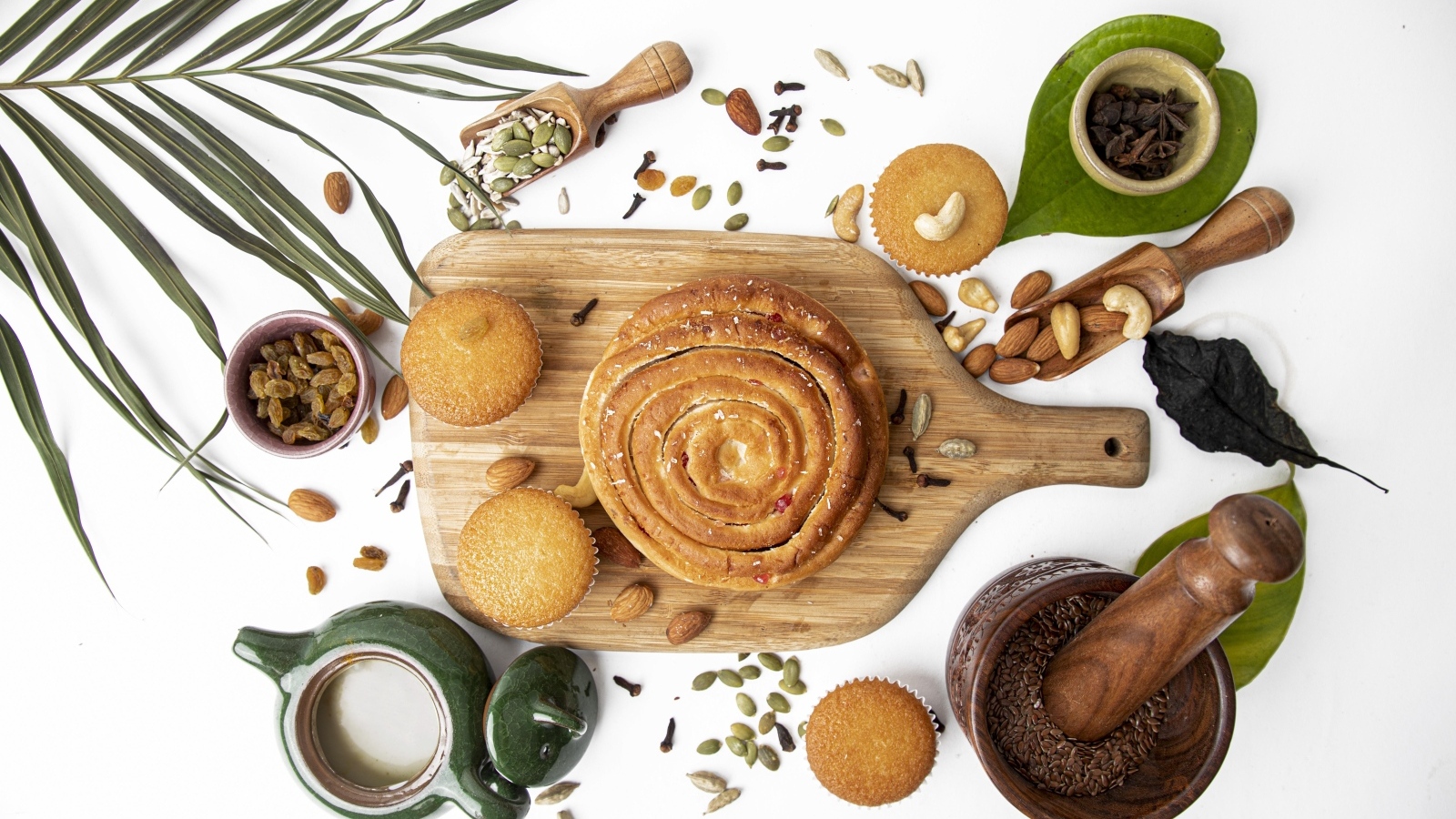 Сладкая выпечка на столе с орехами и специями