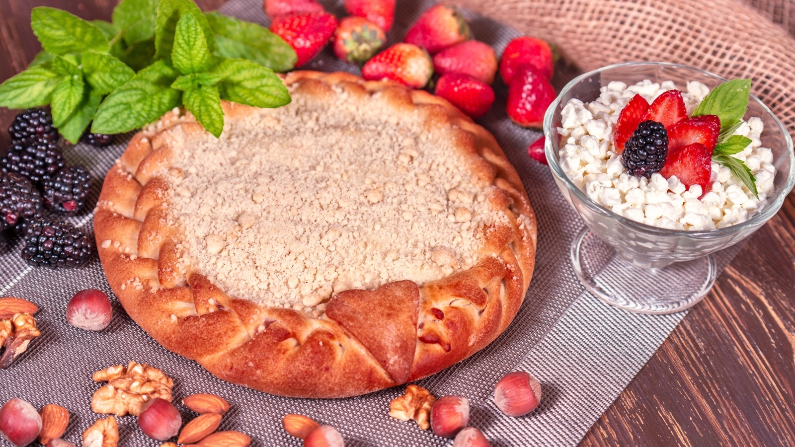 Сладкий пирог с ягодами на столе